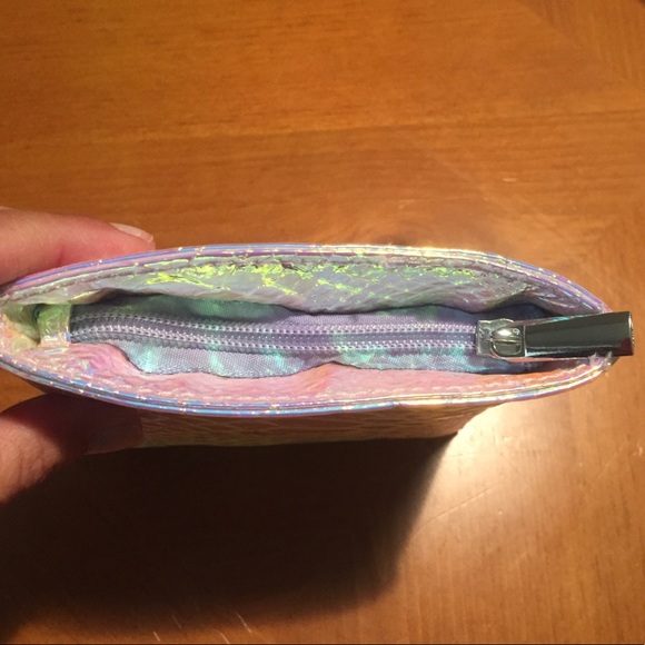 Iridescent Makeup Bag 💋💄👄 - Picture 6 of 8